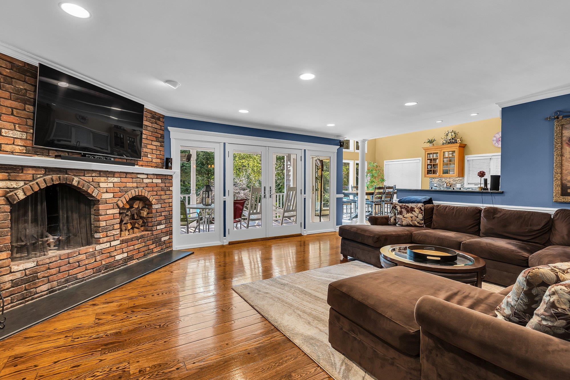 31 Round Tree Drive, Melville, New York image 8