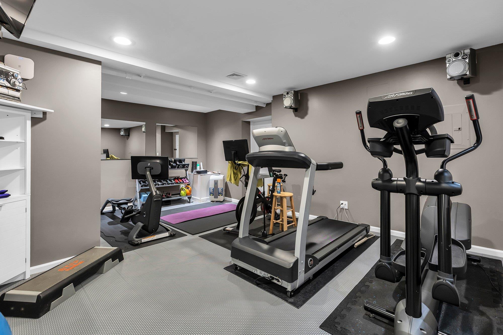 31 Round Tree Drive, Melville, New York image 31