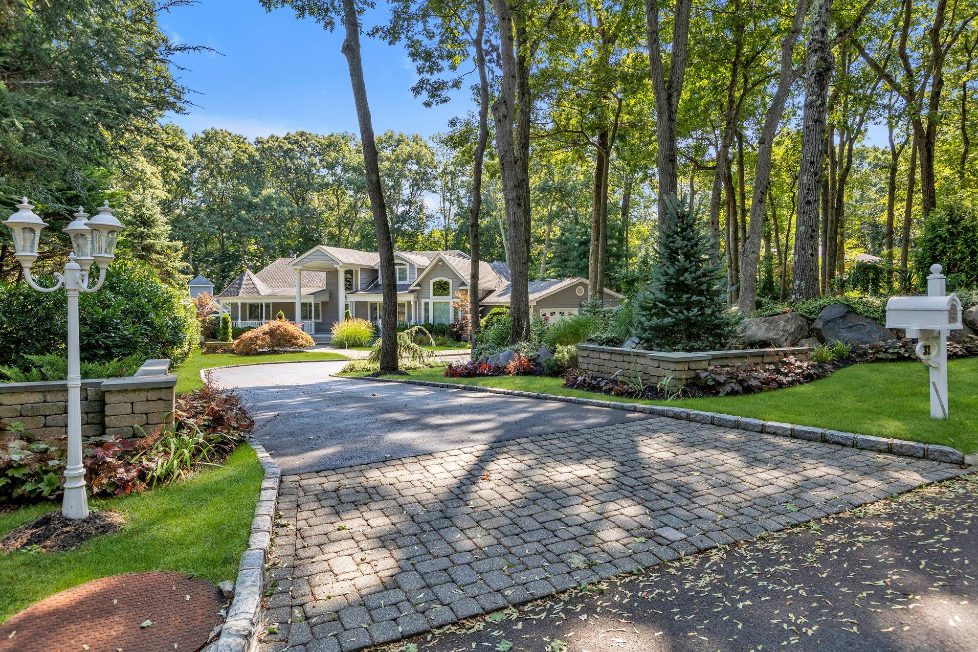 31 Round Tree Drive, Melville, New York image 3