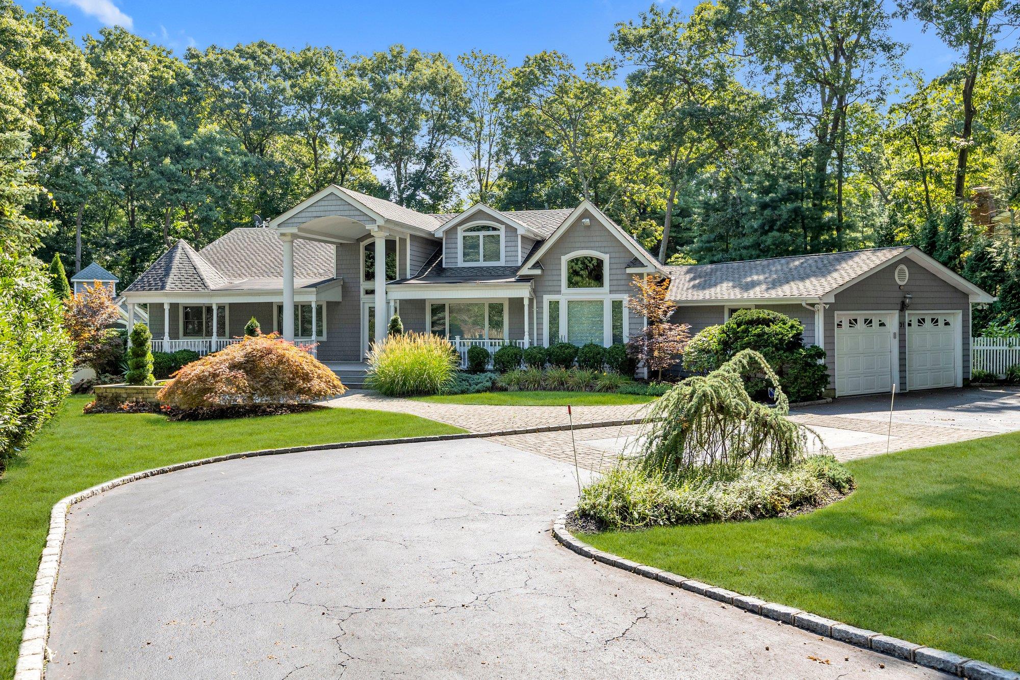 31 Round Tree Drive, Melville, New York image 2