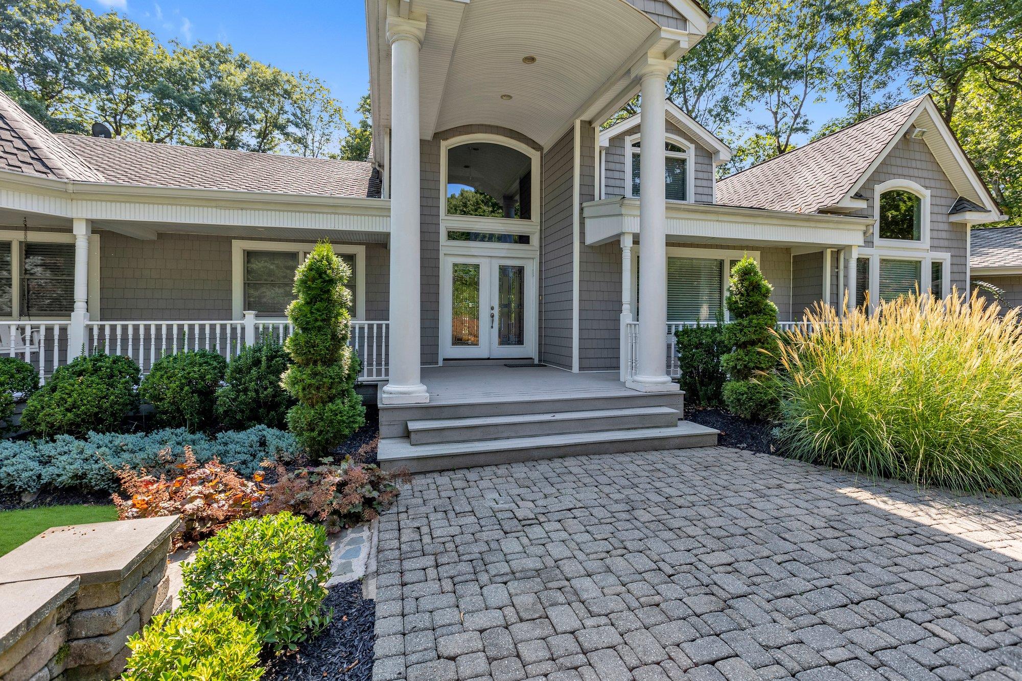 31 Round Tree Drive, Melville, New York image 4