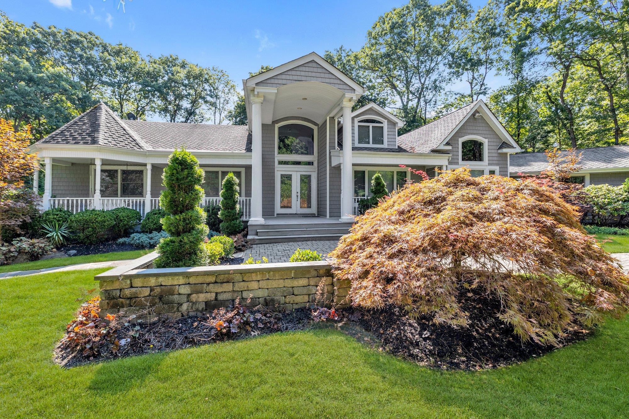 31 Round Tree Drive, Melville, New York image 1