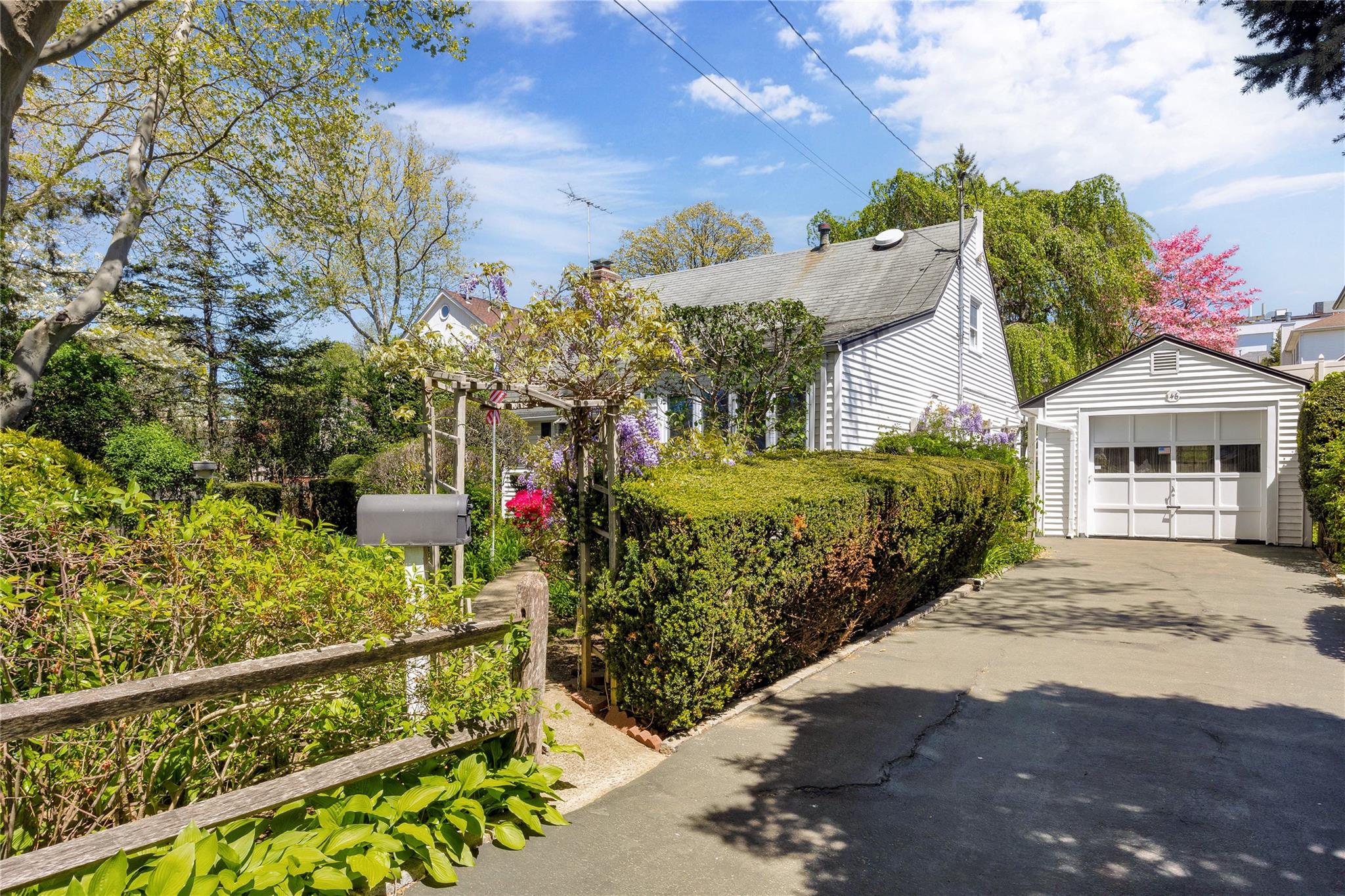 146 Deepdale Parkway, Albertson, New York image 3