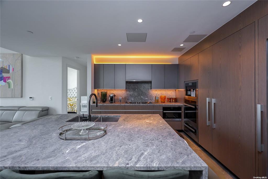 133-27 39 Avenue PH3B