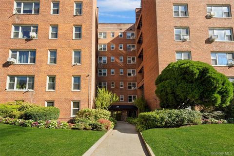 Photo of 30 N Broadway #5E, White Plains, NY 10601 (MLS # 929438)