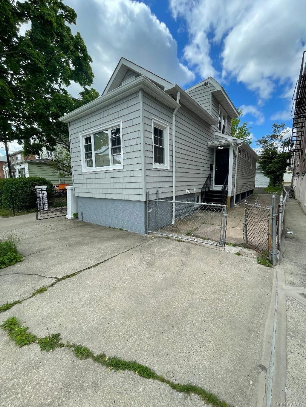 Photo of 839 Clarence Avenue, Bronx, NY 10465 (MLS # 995287)