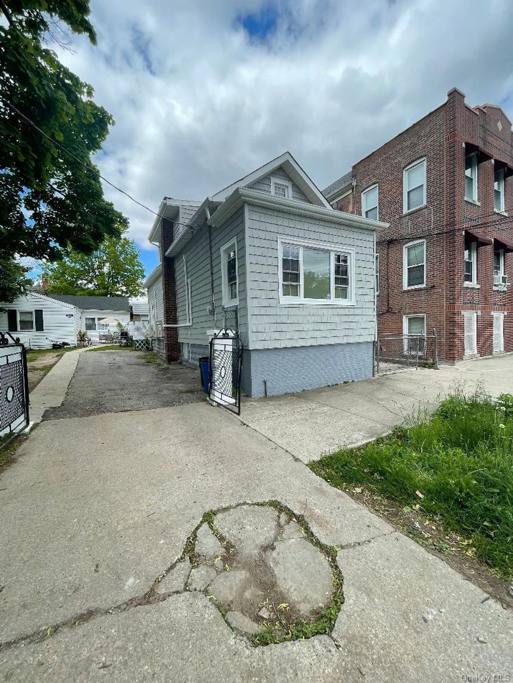 Photo of 839 Clarence Avenue, Bronx, NY 10465 (MLS # 995287)