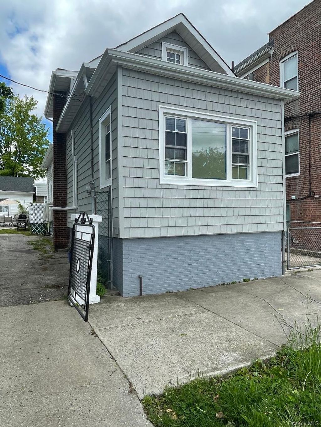 Photo of 839 Clarence Avenue, Bronx, NY 10465 (MLS # 995287)
