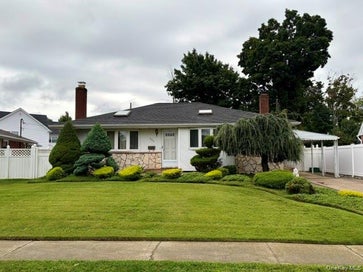 392 Coleridge Street Levittown NY 11756