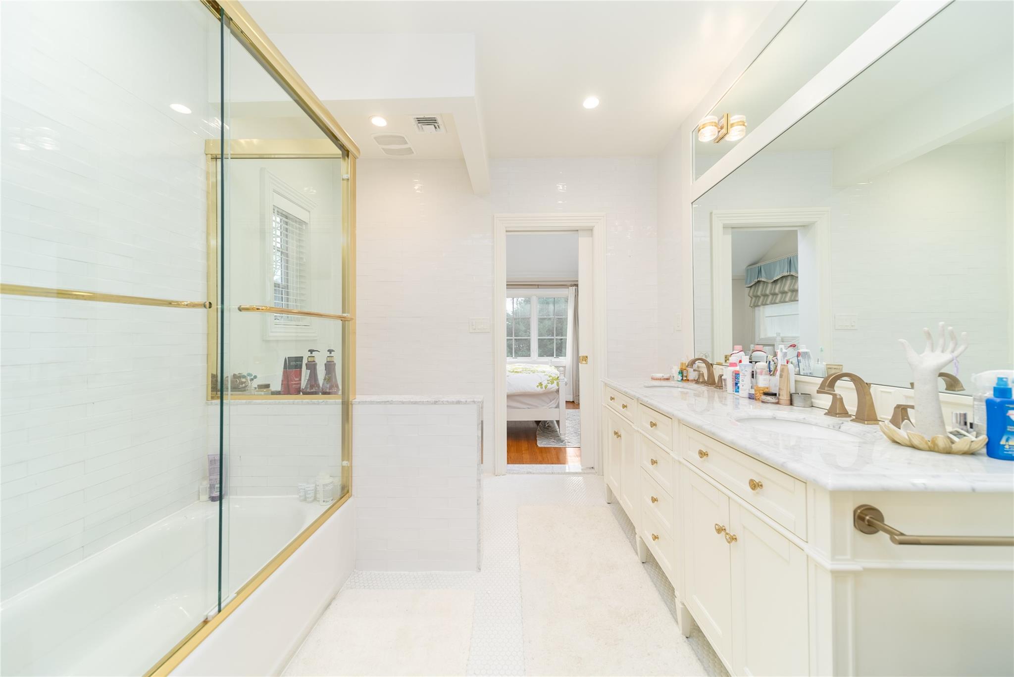 10 Gateway Drive, Great Neck, New York image 32