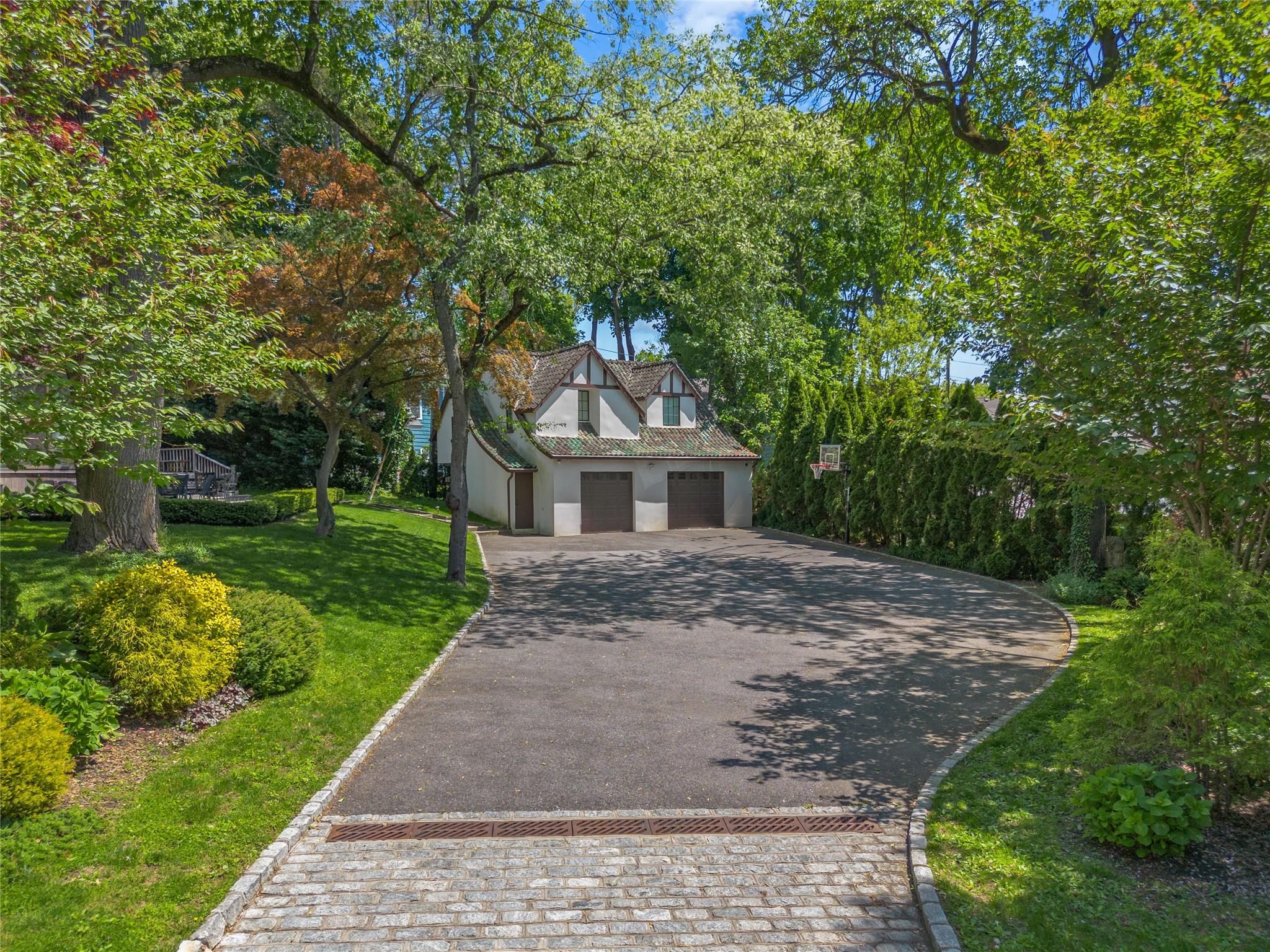 10 Gateway Drive, Great Neck, New York image 49