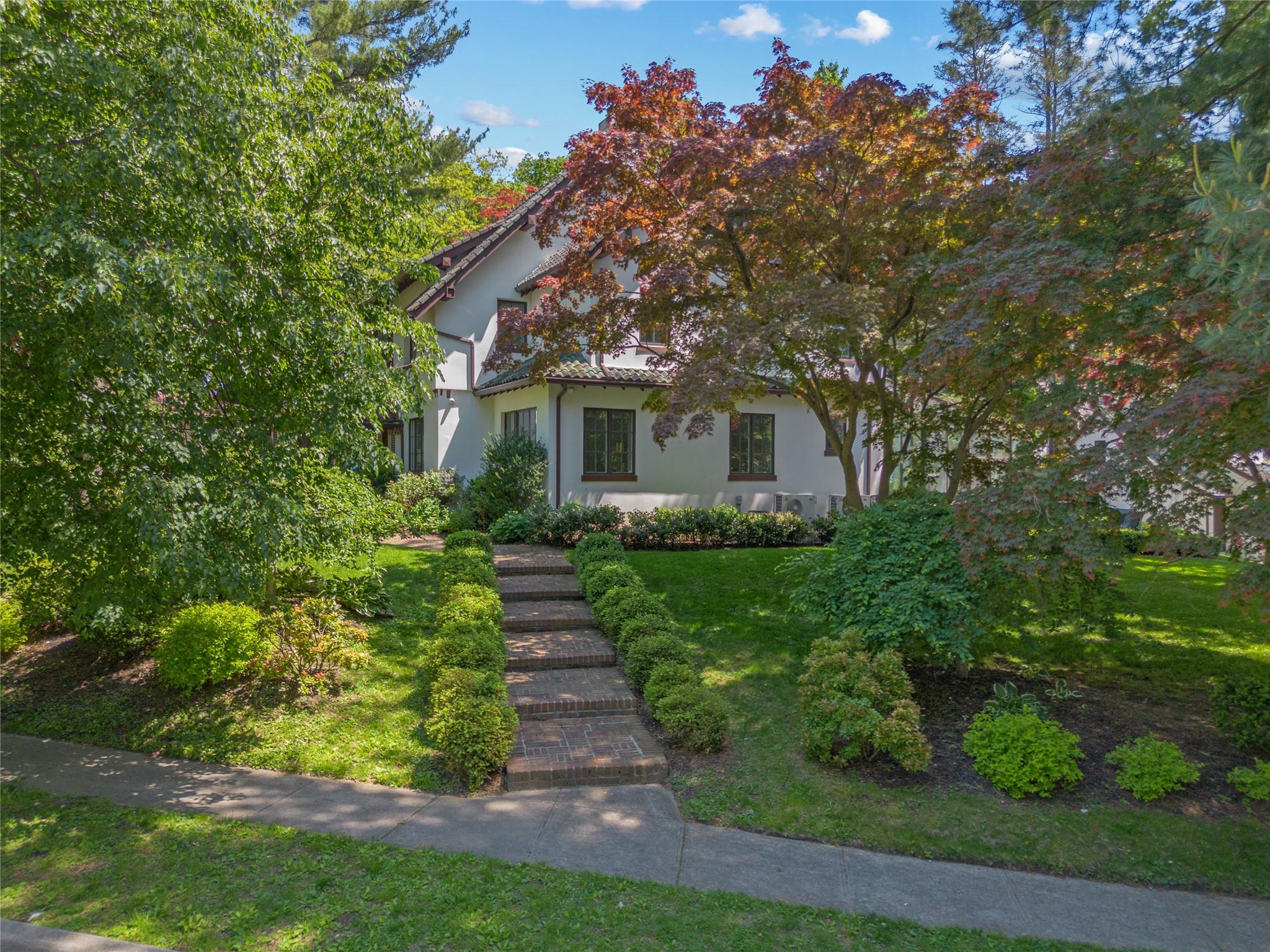 10 Gateway Drive, Great Neck, New York image 50