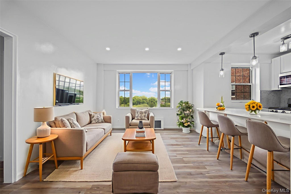 Photo of 220 Pelham Road #6P, New Rochelle, NY 10805 (MLS # 1051100)
