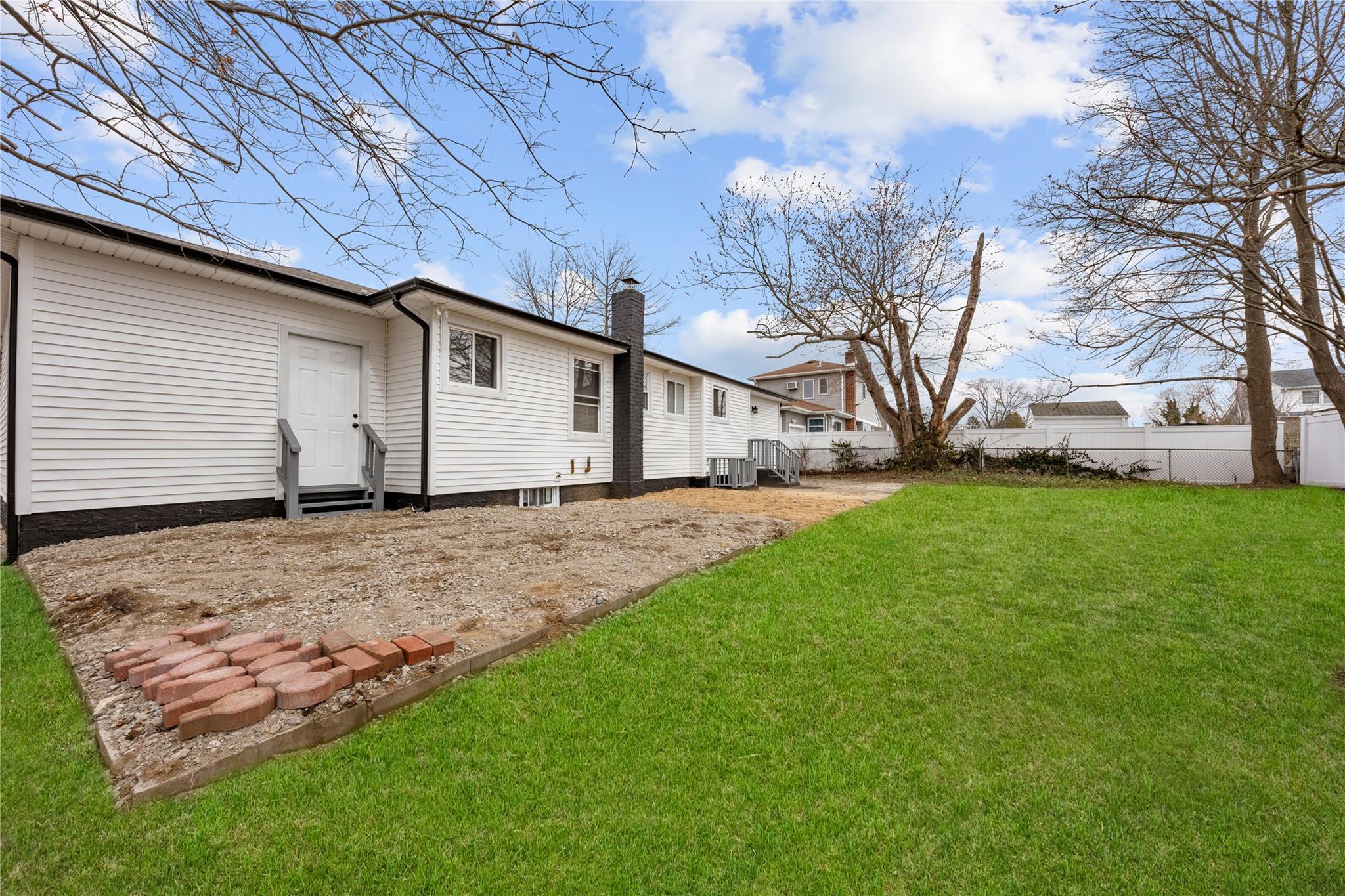 222 W Silver Street, West Babylon, Florida image 23