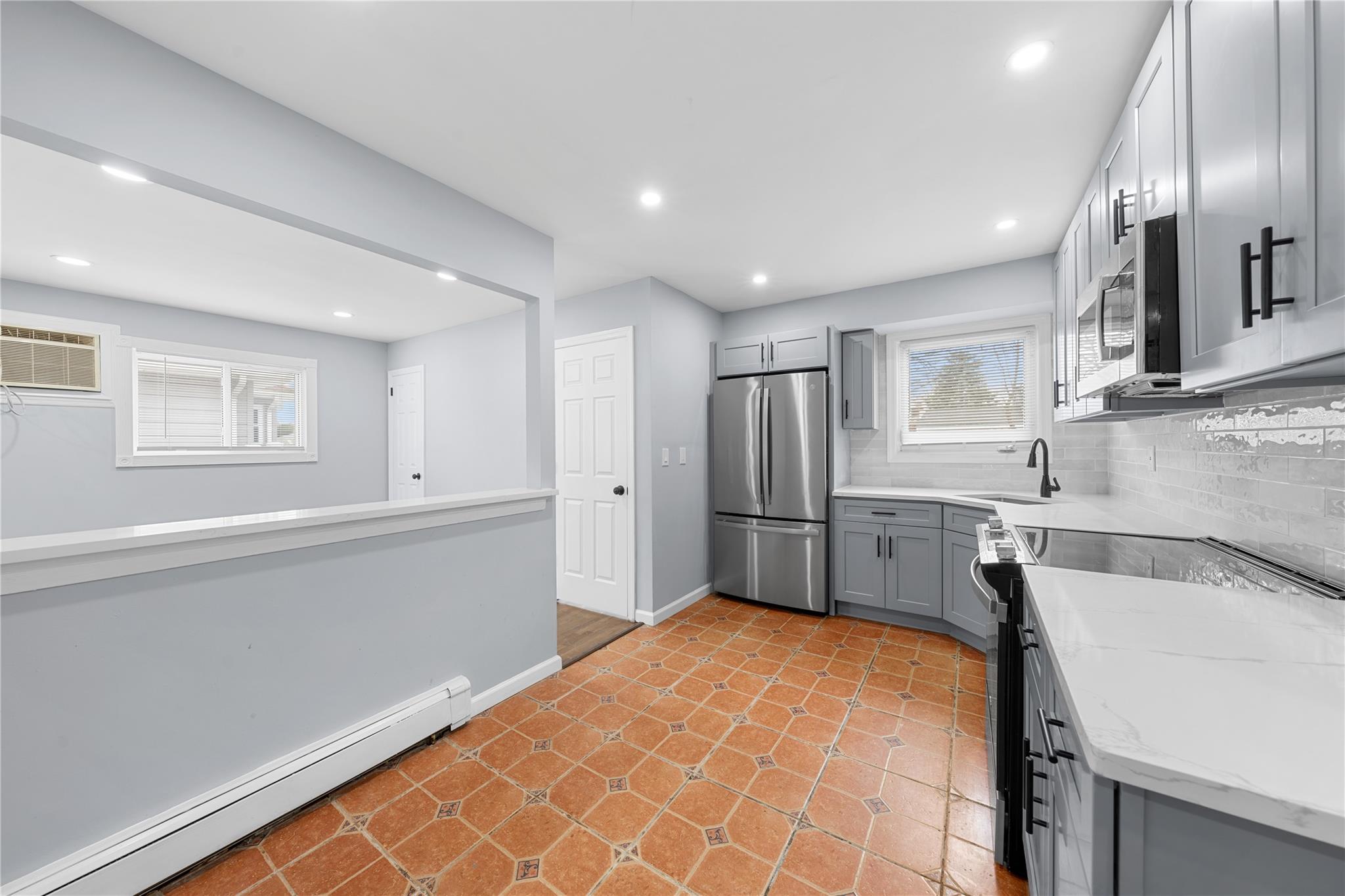 222 W Silver Street, West Babylon, Florida image 9