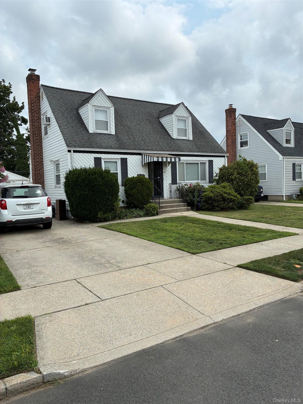Photo of 25 S Elm Street, Hicksville, NY 11801 (MLS # 1031762)