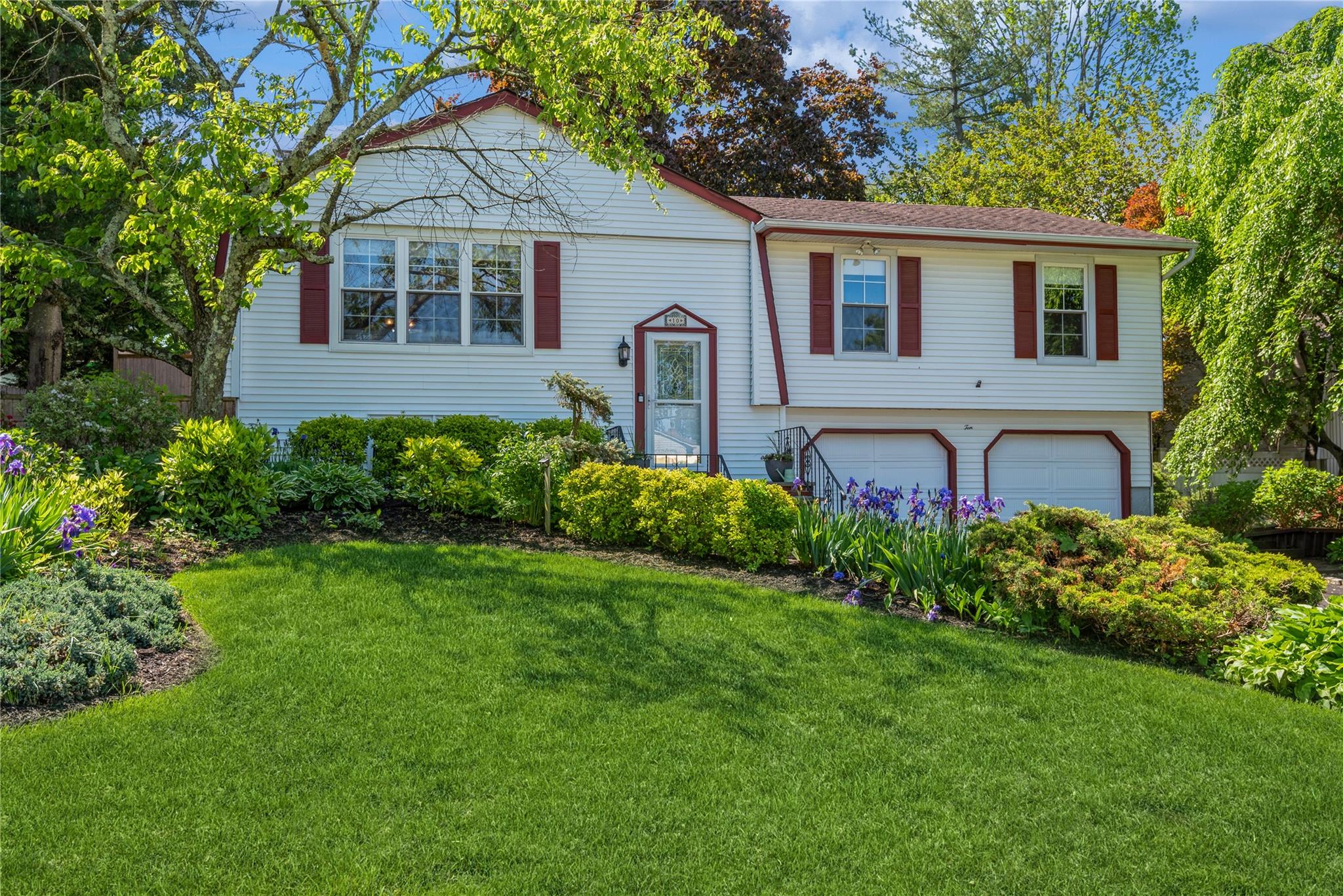 10 Phyllis Court, Kings Park, New York image 1