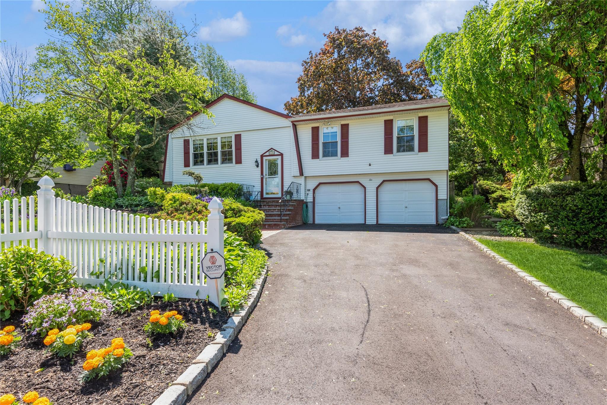 10 Phyllis Court, Kings Park, New York image 2