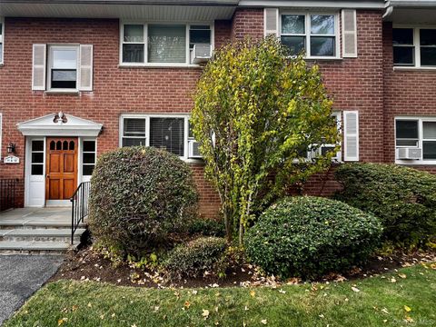 Photo of 121 N Broadway #11E, White Plains, NY 10603 (MLS # 930221) Photo of 121 N Broadway #11E, White Plains, NY 10603 (MLS # 930221)