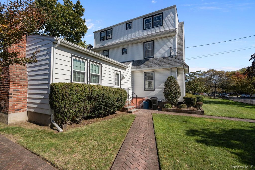 Photo of 29 Summit Avenue, Lynbrook, NY 11563 (MLS # 927945)