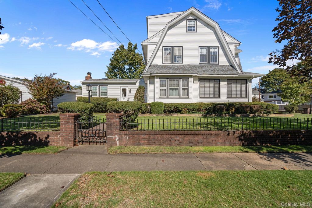 Photo of 29 Summit Avenue, Lynbrook, NY 11563 (MLS # 927945)
