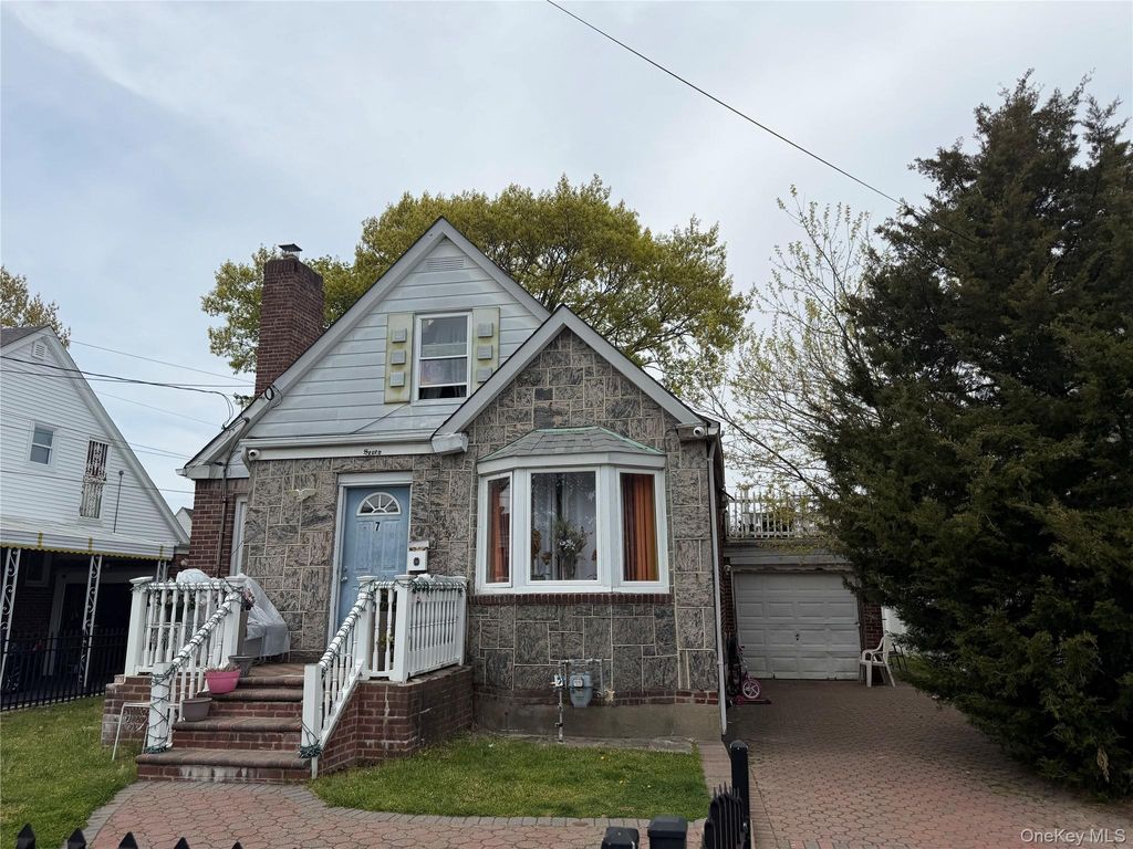 Photo of 7 Dale Avenue, Hempstead, NY 11550 (MLS # 993417)