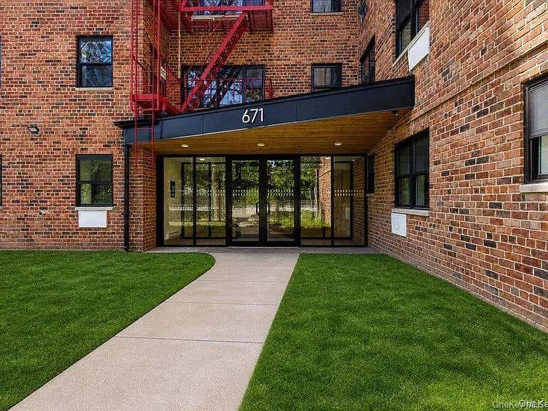 Photo of 671 Bronx River Road #LG, Yonkers, NY 10704 (MLS # 1034059)