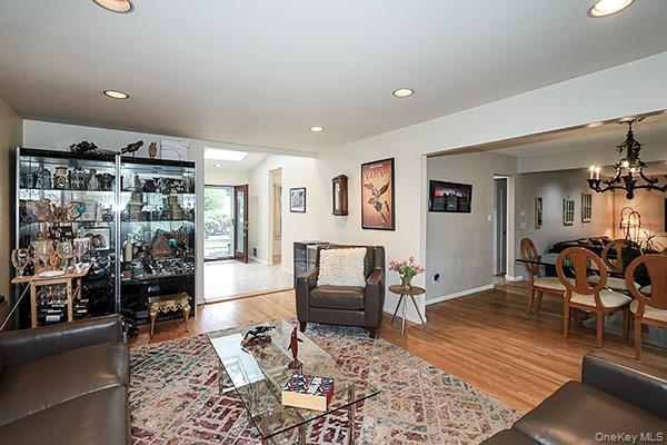 Woodbury, New York 11797, United States, 3 Bedrooms Bedrooms, ,2 BathroomsBathrooms,Residential,Coming Soon,176598