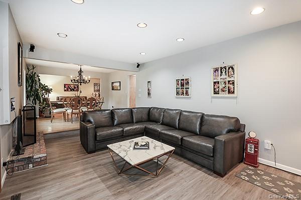 Woodbury, New York 11797, United States, 3 Bedrooms Bedrooms, ,2 BathroomsBathrooms,Residential,Coming Soon,176598