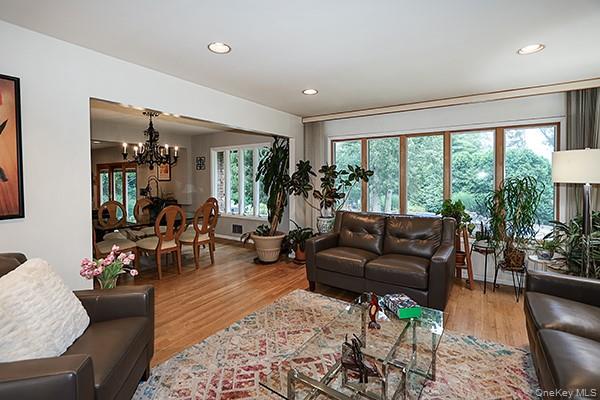 Woodbury, New York 11797, United States, 3 Bedrooms Bedrooms, ,2 BathroomsBathrooms,Residential,Coming Soon,176598