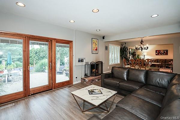 Woodbury, New York 11797, United States, 3 Bedrooms Bedrooms, ,2 BathroomsBathrooms,Residential,Coming Soon,176598