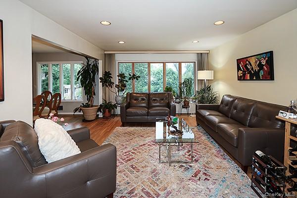 Woodbury, New York 11797, United States, 3 Bedrooms Bedrooms, ,2 BathroomsBathrooms,Residential,Coming Soon,176598