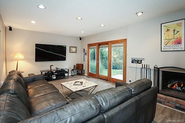 Woodbury, New York 11797, United States, 3 Bedrooms Bedrooms, ,2 BathroomsBathrooms,Residential,Coming Soon,176598