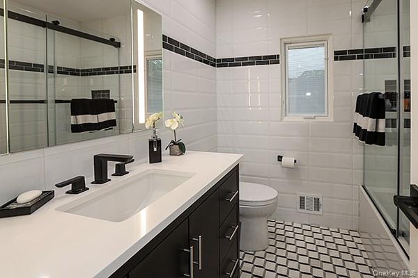 Woodbury, New York 11797, United States, 3 Bedrooms Bedrooms, ,2 BathroomsBathrooms,Residential,Coming Soon,176598