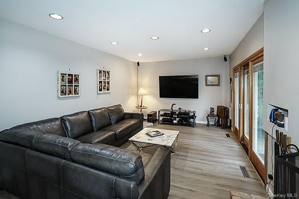 Woodbury, New York 11797, United States, 3 Bedrooms Bedrooms, ,2 BathroomsBathrooms,Residential,Coming Soon,176598