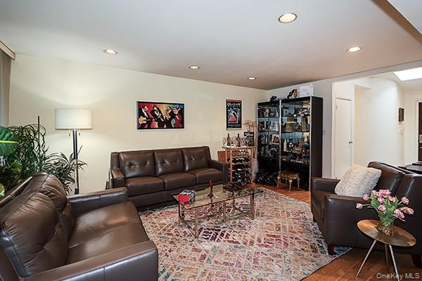 Woodbury, New York 11797, United States, 3 Bedrooms Bedrooms, ,2 BathroomsBathrooms,Residential,Coming Soon,176598