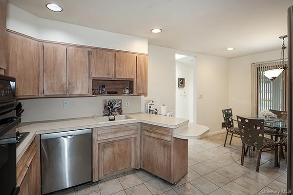 Woodbury, New York 11797, United States, 3 Bedrooms Bedrooms, ,2 BathroomsBathrooms,Residential,Coming Soon,176598