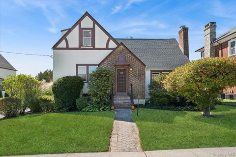 Photo of 10 Oakland Avenue, Yonkers, NY 10710 (MLS # 917169)
