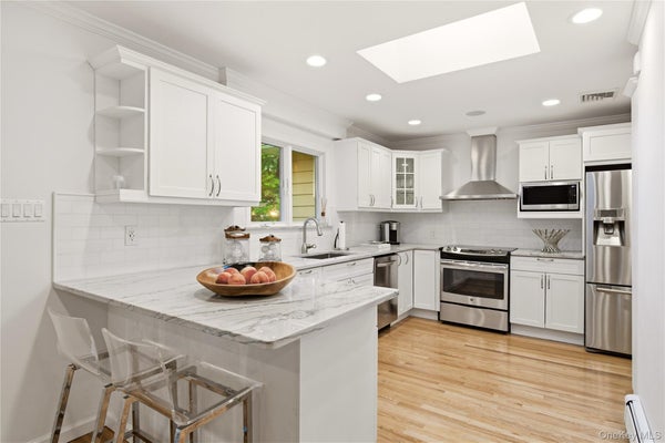 29 SYCAMORE DR, ROSLYN, NY 11576 - Image 8569001165b8aaaacd88e033e6b70ee2/1751706204