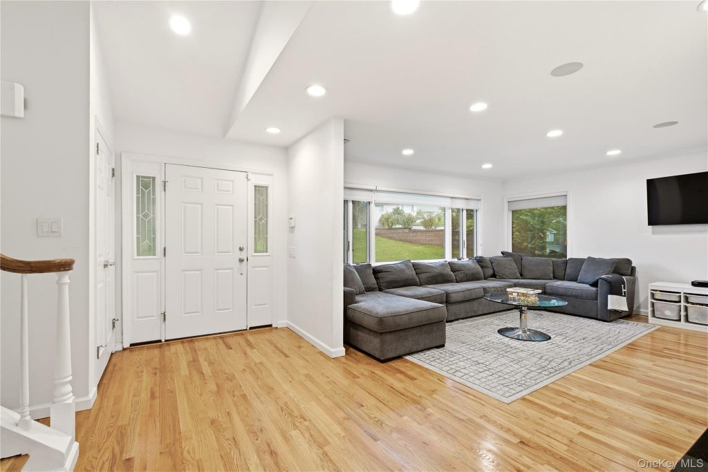 Photo of 29 Sycamore Drive, Roslyn, NY 11576 (MLS # 1047058)