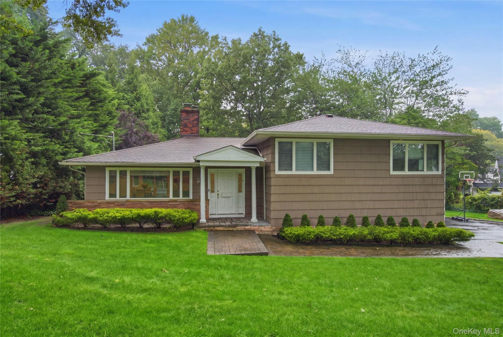 Photo of 29 Sycamore Drive, Roslyn, NY 11576 (MLS # 1047058)