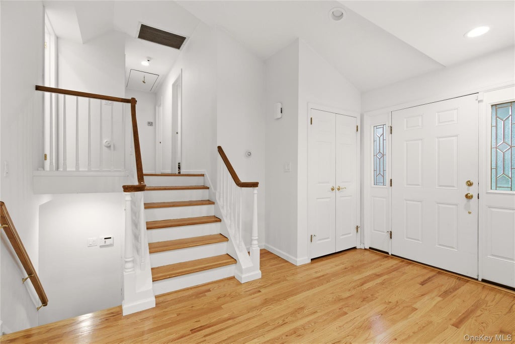Photo of 29 Sycamore Drive, Roslyn, NY 11576 (MLS # 1047058)