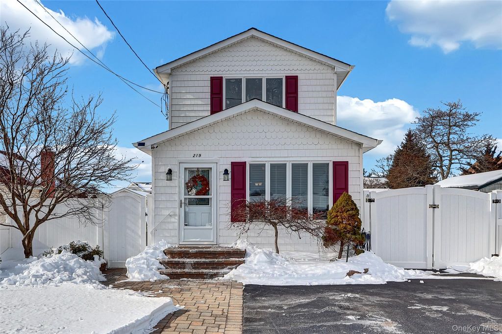 Photo of 219 Hyman Avenue, West Islip, NY 11795 (MLS # 952966)