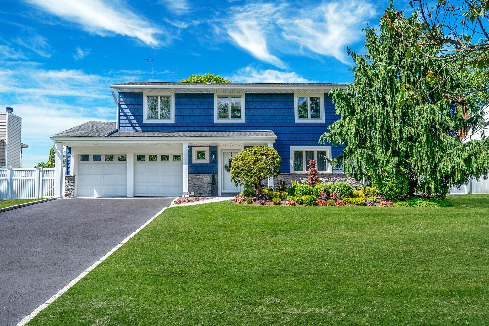 Property for Sale at Lindron Avenue, Smithtown, Hamptons, NY - Bedrooms: 4 
Bathrooms: 3  - $819,000