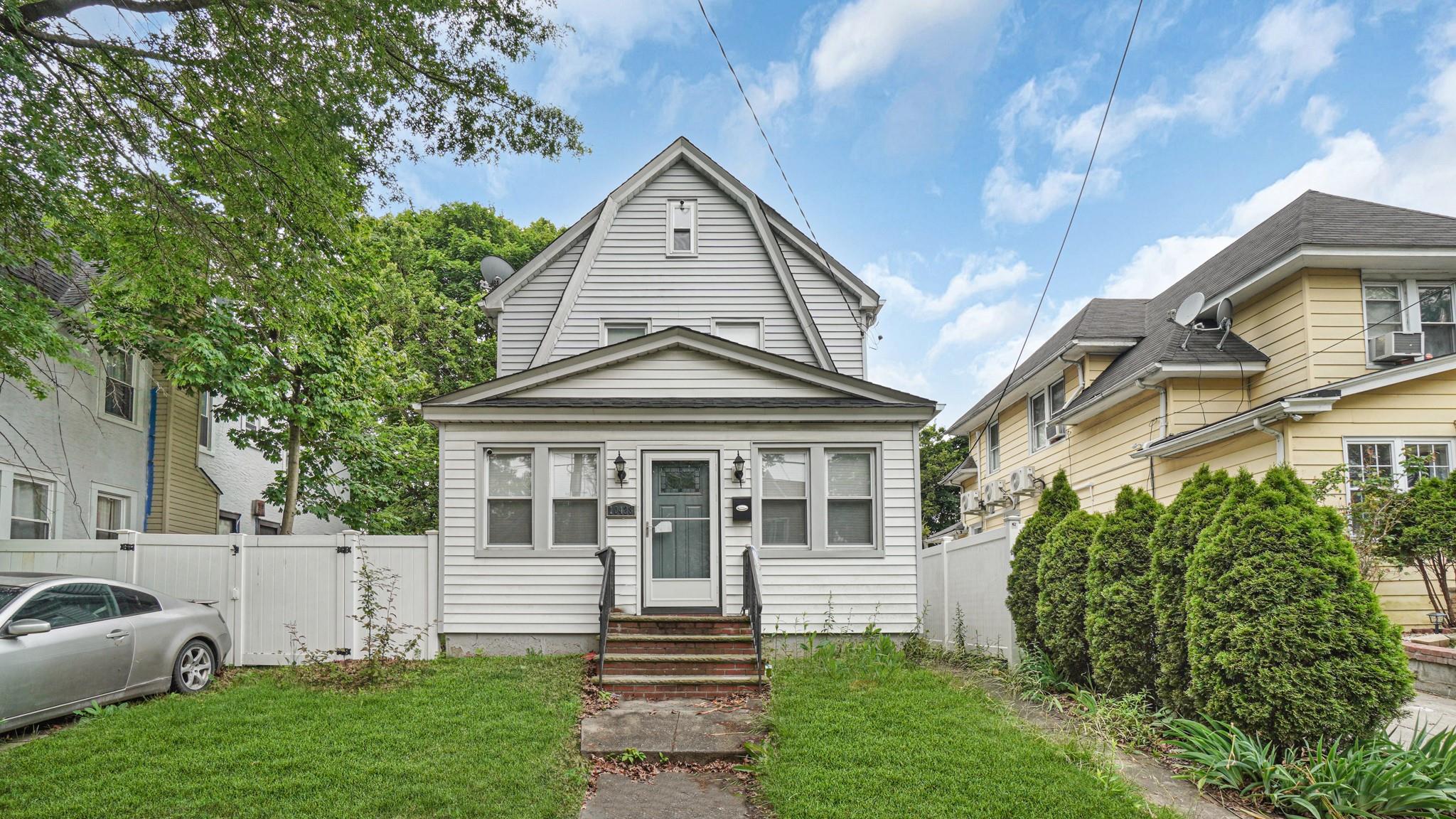 201 Street, Saint Albans, Queens, NY - 3 Bedrooms  
2 Bathrooms  
7 Rooms - 