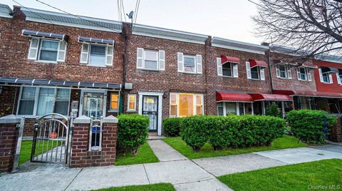 Photo of 3031 Edson Avenue, Bronx, NY 10469 (MLS # 985484)