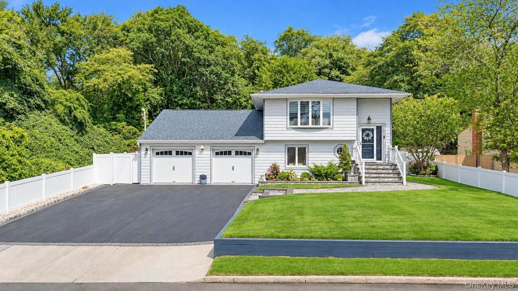 Photo of 175 Stuyvesant Road, Oakdale, NY 11769 (MLS # 1053595)