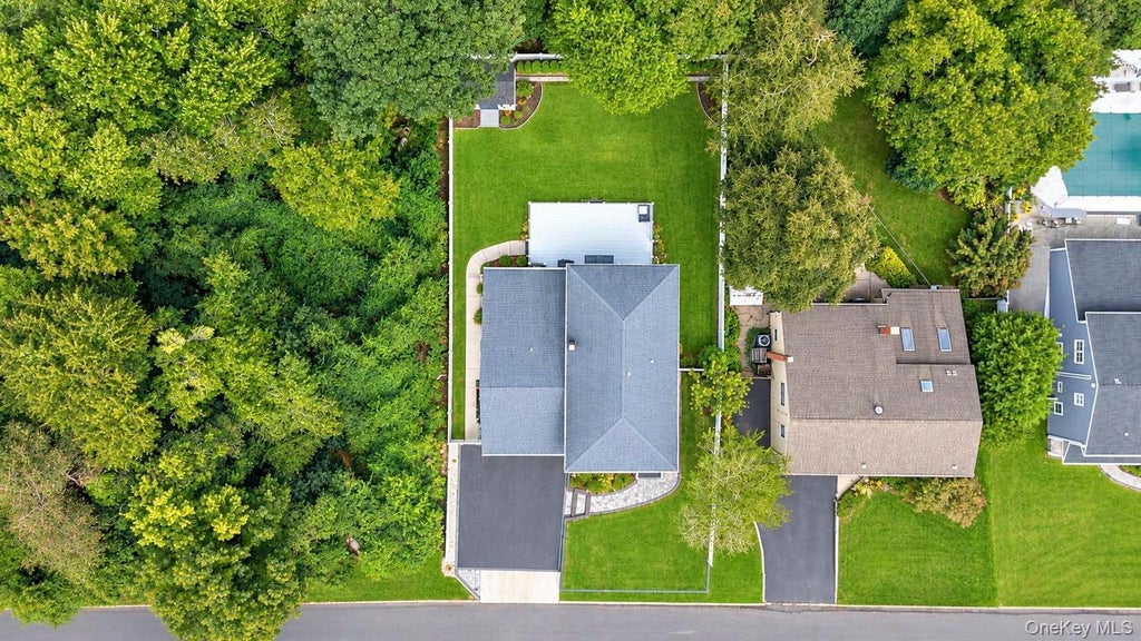 Photo of 175 Stuyvesant Road, Oakdale, NY 11769 (MLS # 1053595)