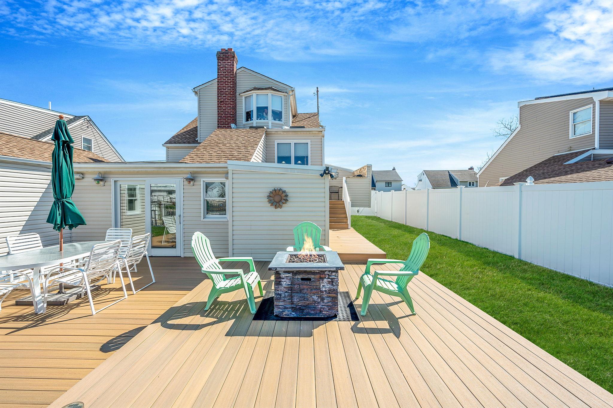 320 East Drive, Copiague, New York image 35