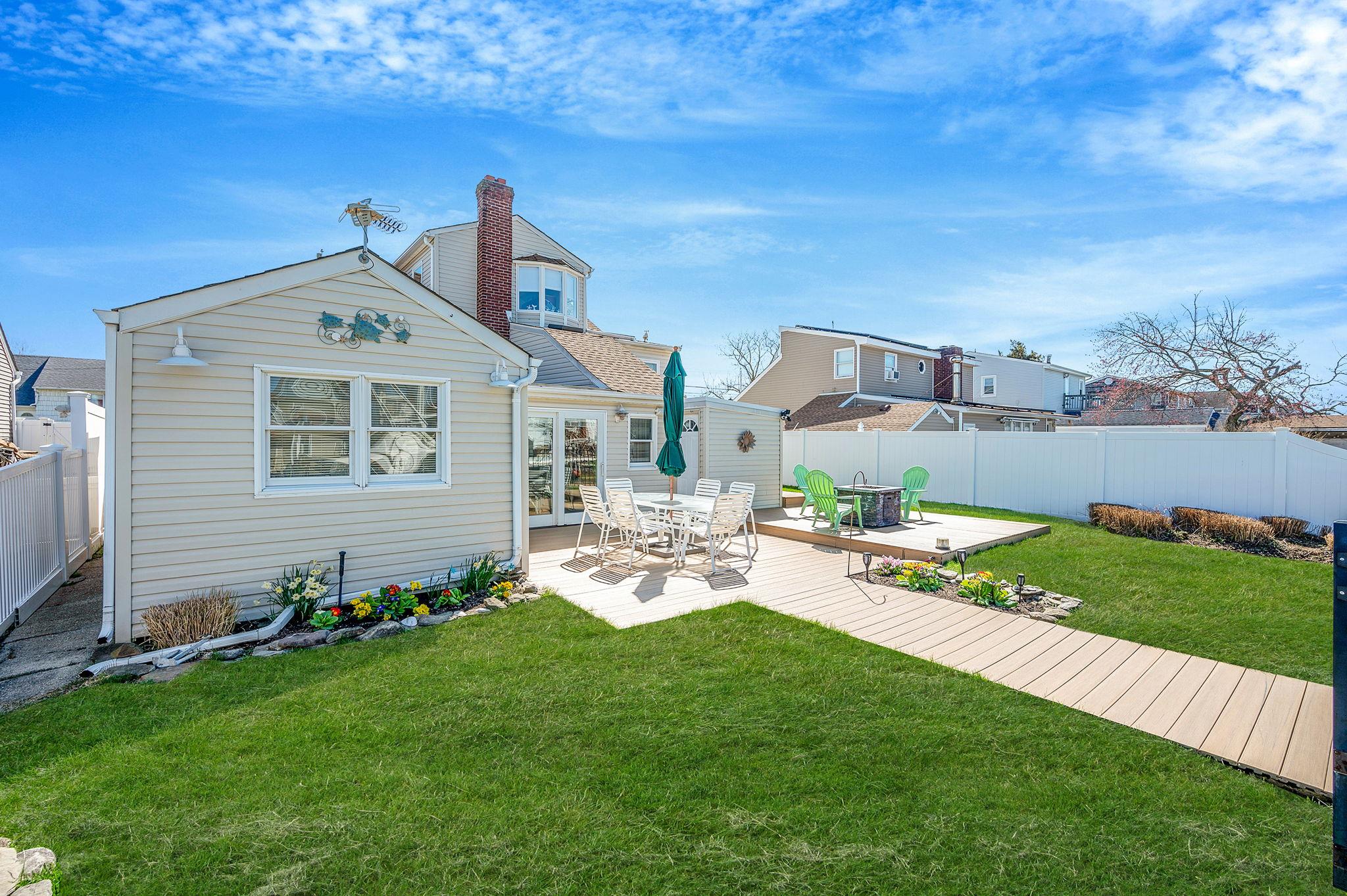 320 East Drive, Copiague, New York image 33